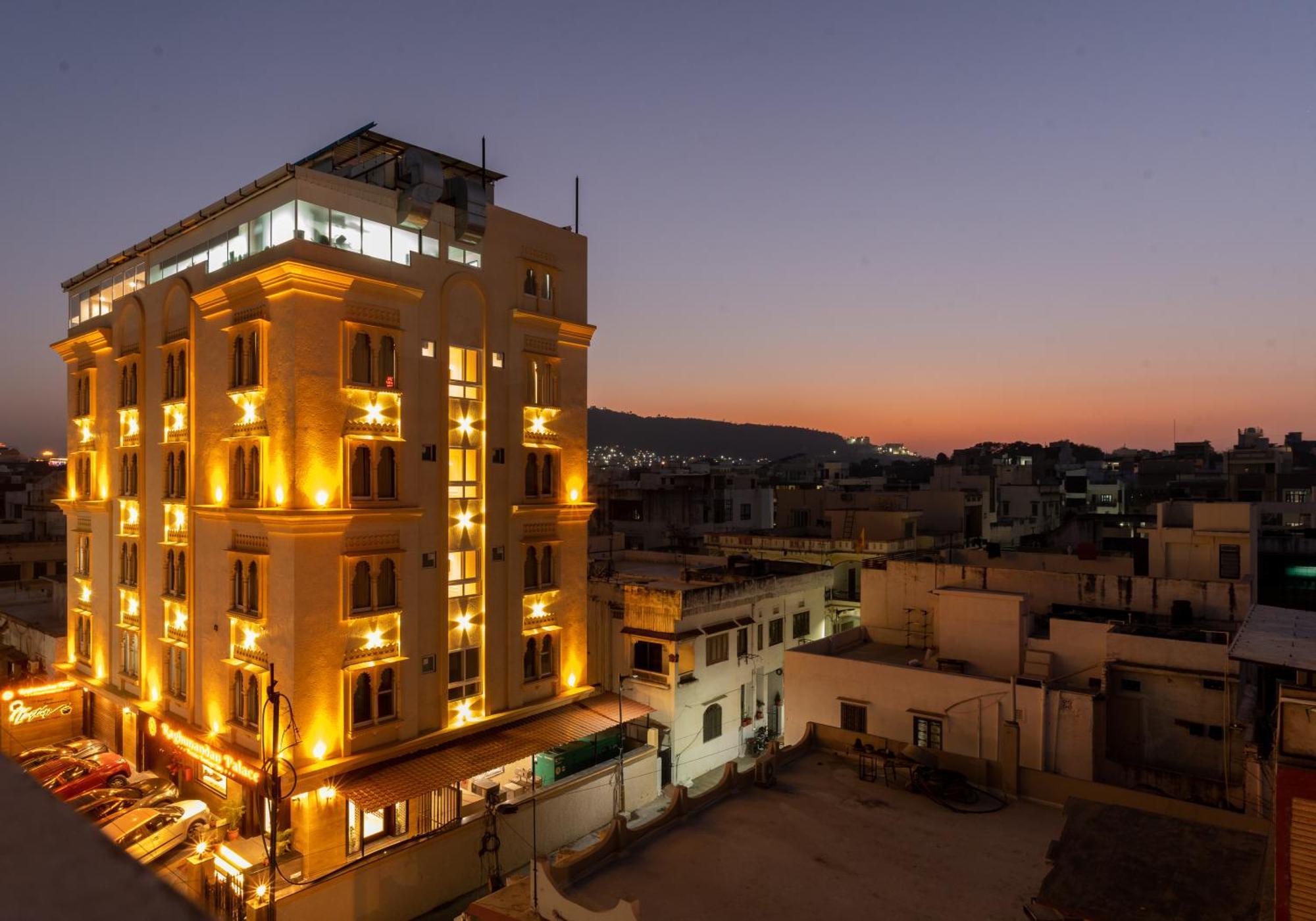 Raghunandan Palace - A Premier Boutique Stay, City Center & 500 Meters From City Railway Station ウダイプル エクステリア 写真
