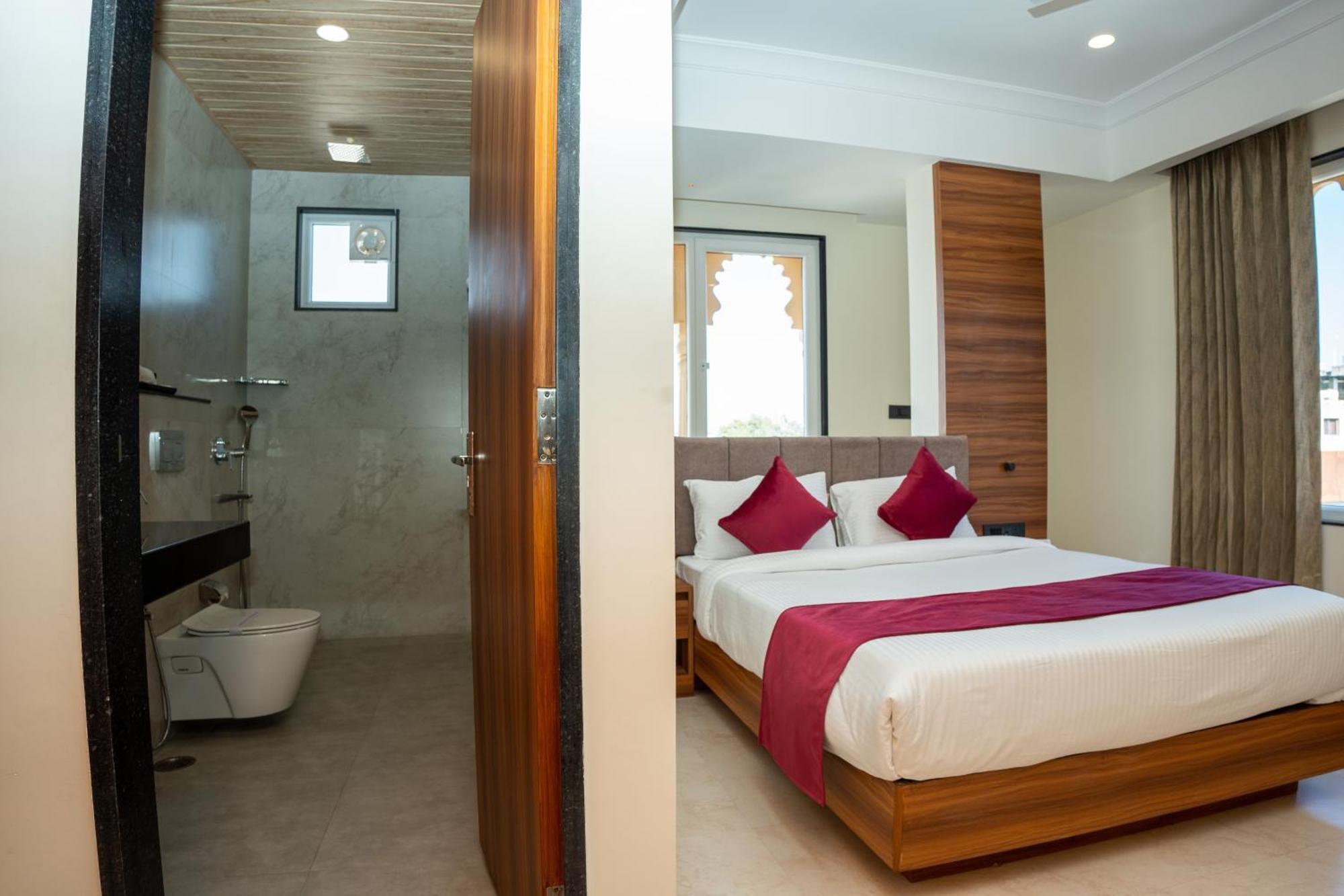 Raghunandan Palace - A Premier Boutique Stay, City Center & 500 Meters From City Railway Station ウダイプル エクステリア 写真
